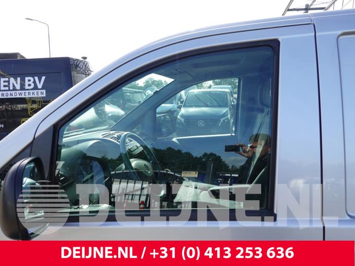 Mercedes Vito Türscheibe 2-türig links O326555