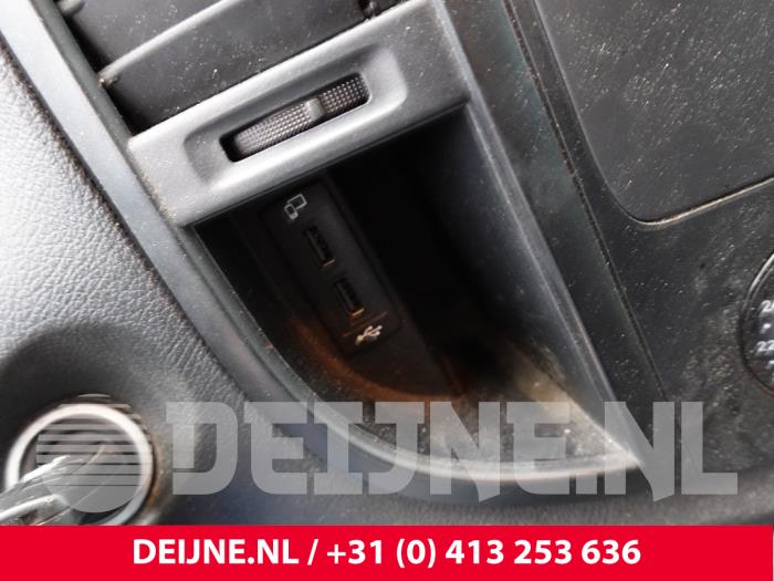 Mercedes Vito AUX/USB aansluiting O326683