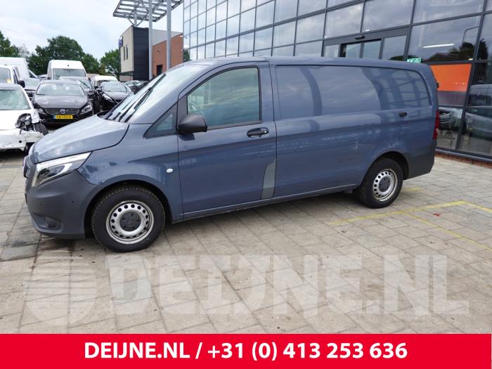 Mercedes Vito Scherm links-voor O326747