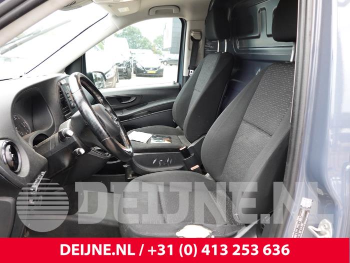 Mercedes Vito Stoel links O326764