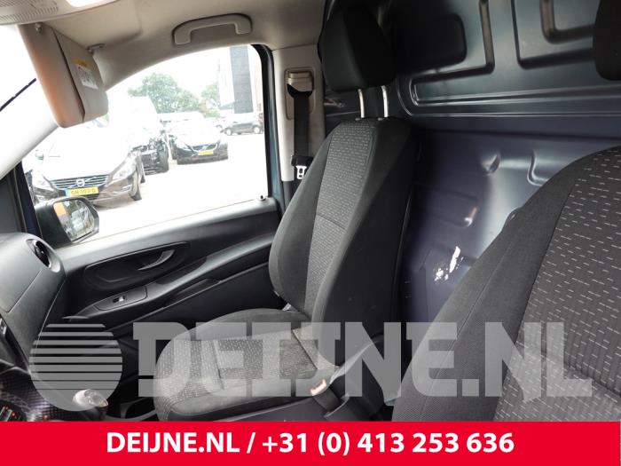 Mercedes Vito Stoel rechts O326765