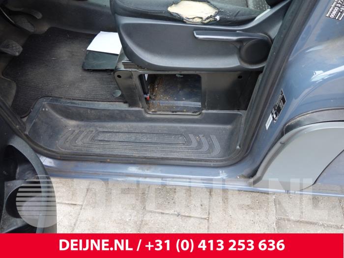 Mercedes Vito Voorinstap links O326777