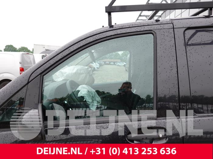 Mercedes Vito Türscheibe 2-türig links O327155