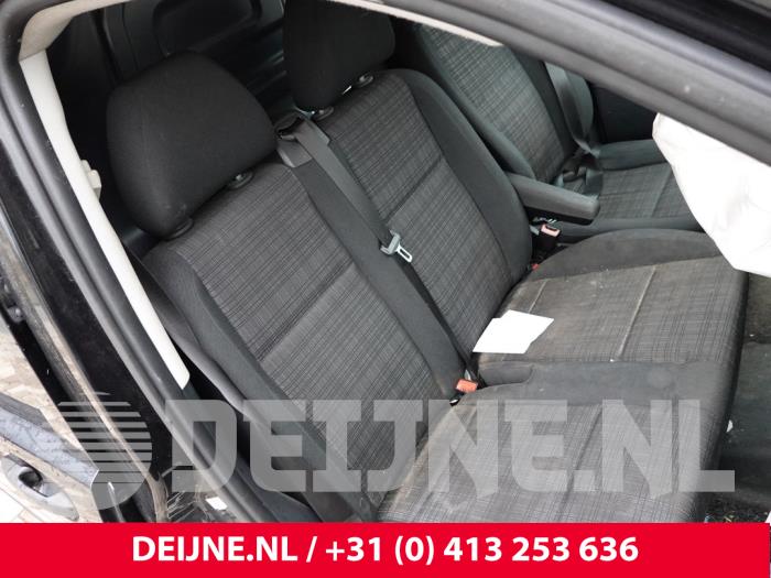 Mercedes Vito Bank rechts vorne O327265
