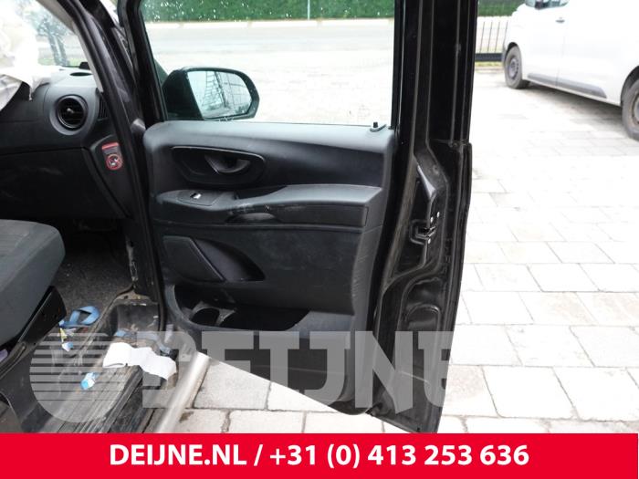 Mercedes Vito Türverkleidung 2-türig rechts O327277
