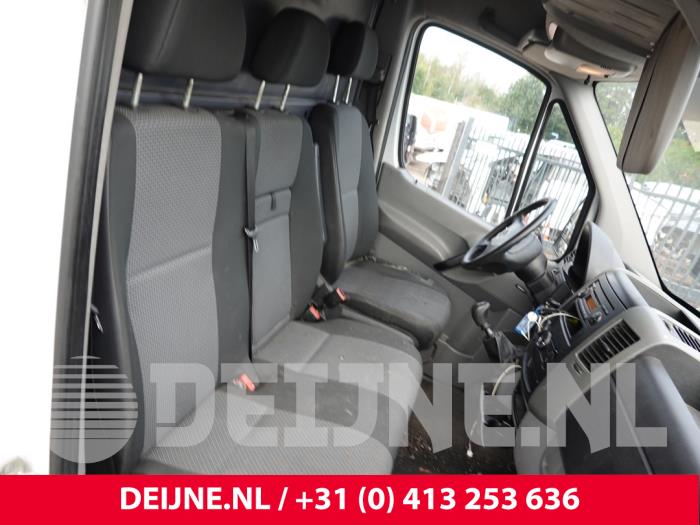 Mercedes Sprinter Bank rechts vorne O327899