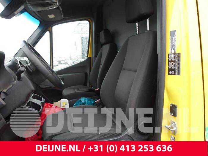 Mercedes eSprinter A-stijl Afdekkap rechts O328308