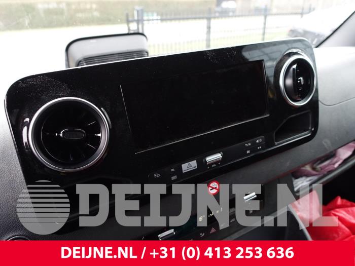 Mercedes eSprinter Luftgitter Armaturenbrett O328359