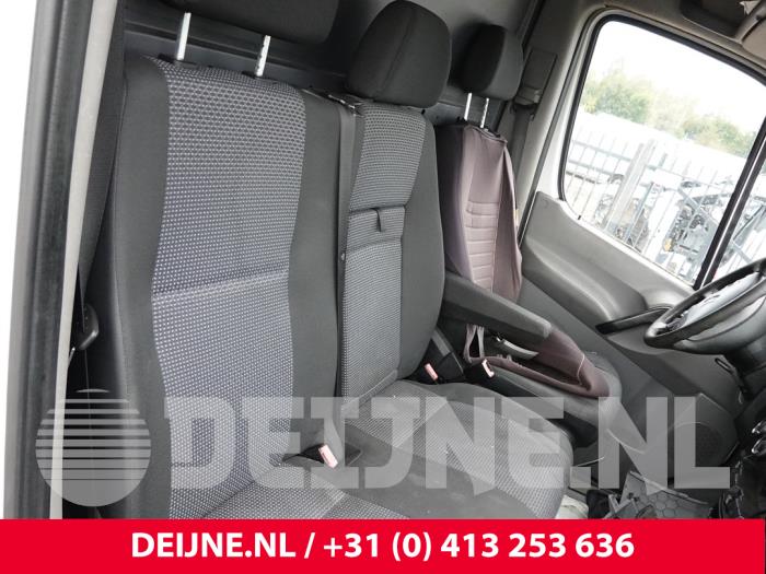 Mercedes Sprinter Bank rechts vorne O328897