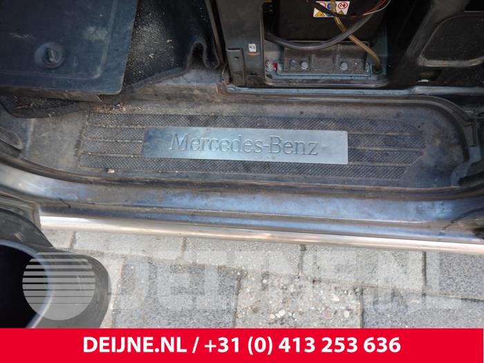 Mercedes Viano Voorinstap links O330283