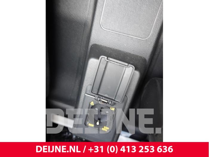 Volkswagen Caddy 220 Volt outlet O331314
