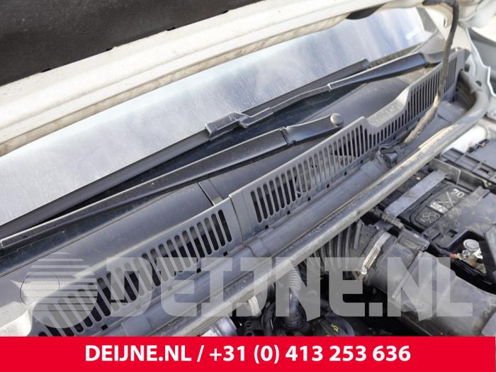 Volkswagen Caddy Front wiper arm O331388