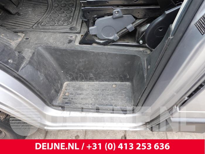 Peugeot Boxer Voorinstap links O331914