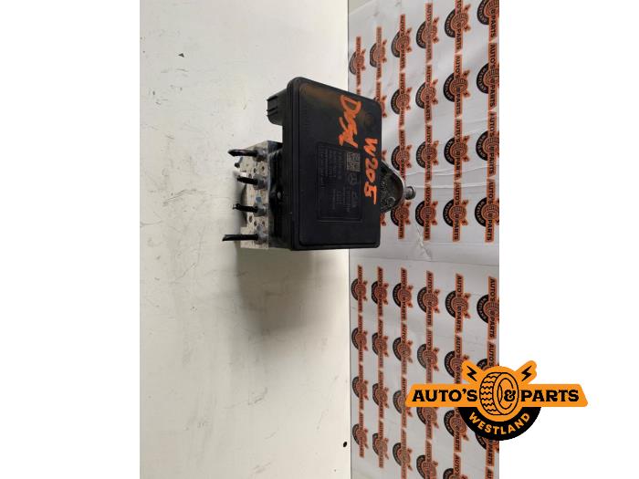 Gebruikte ABS Pomp Mercedes C (W205) C-200d 2.2 16V Prijs € 99,99 Margeregeling aangeboden door Auto's en Parts Westland B.V.