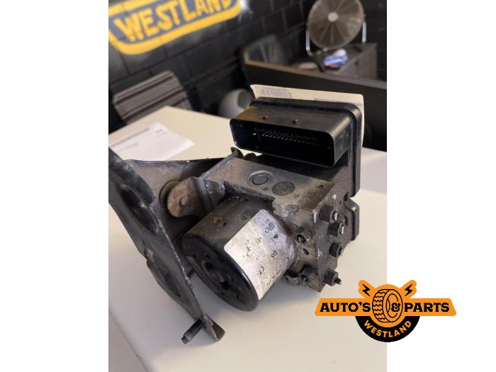 Gebruikte ABS Pomp Volkswagen Multivan T5 (7E/7HC/7HF/7HM) 2.5 TDi 4Motion Prijs € 726,00 Inclusief btw aangeboden door Auto's en Parts Westland B.V.