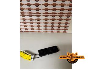 Gebruikte Ruit schakelaar elektrisch Mercedes Vito (638.0) 2.0 113 16V Prijs € 24,99 Margeregeling aangeboden door Auto's en Parts Westland B.V.