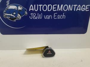 Gebruikte Paniekverlichtings Schakelaar Opel Corsa E 1.3 CDTi 16V ecoFLEX Prijs € 12,10 Inclusief btw aangeboden door Autodemontage J&W van Esch