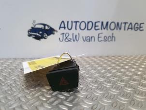 Gebruikte Alarmlicht Schakelaar Ford Fiesta 7 1.1 Ti-VCT 12V 85 Prijs € 15,13 Inclusief btw aangeboden door Autodemontage J&W van Esch