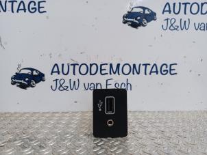 Gebruikte AUX/USB aansluiting Nissan Micra (K14) 1.0 IG-T 100 Prijs € 22,39 Inclusief btw aangeboden door Autodemontage J&W van Esch
