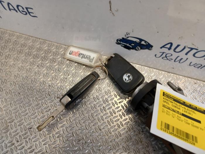 Kontaktslot+Sleutel van een Opel Corsa E 1.3 CDTi 16V ecoFLEX 2016