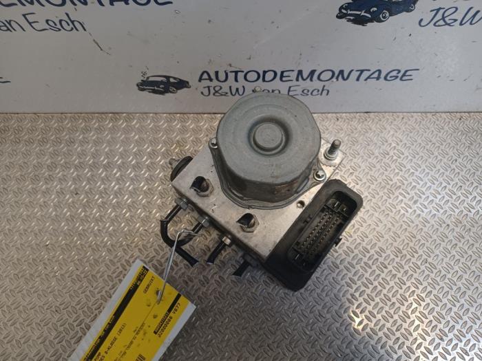 ABS Pomp van een Mercedes-Benz B (W246) 1.8 B-180 CDI BlueEFFICIENCY 16V 2013