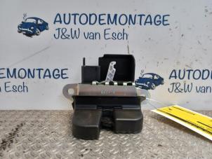 Gebruikte Achterklep Slotmechaniek Volkswagen Polo VI (AW1) 1.0 TSI 12V Prijs € 24,20 Inclusief btw aangeboden door Autodemontage J&W van Esch