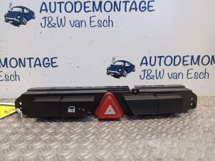 Gebruikte Alarmlicht Schakelaar Kia Pro cee'd (EDB3) 1.6 CRDi 16V Prijs € 18,15 Inclusief btw aangeboden door Autodemontage J&W van Esch