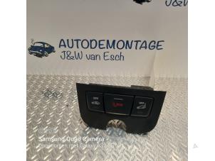 Gebruikte SOS knop Mercedes CLA (117.3) 1.6 CLA-200 16V Prijs € 18,15 Inclusief btw aangeboden door Autodemontage J&W van Esch