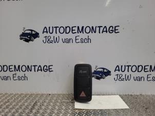 Gebruikte Schakelaar Paniekverlichting Audi A1 Sportback (8XA/8XF) 1.0 TFSI Ultra 12V Prijs € 12,10 Inclusief btw aangeboden door Autodemontage J&W van Esch
