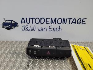 Gebruikte Alarmlicht Schakelaar Opel Meriva 1.4 Turbo 16V ecoFLEX Prijs € 18,15 Inclusief btw aangeboden door Autodemontage J&W van Esch