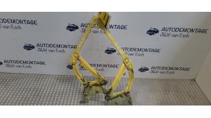 Gebruikte Motorkap Scharnier Opel Corsa D 1.2 16V Prijs € 24,20 Inclusief btw aangeboden door Autodemontage J&W van Esch