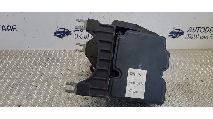 ABS Computer van een Mercedes-Benz B (W246) 1.6 B-180 BlueEFFICIENCY Turbo 16V 2014