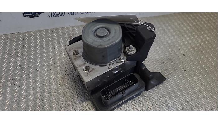 ABS Computer van een Mercedes-Benz B (W246) 1.6 B-180 BlueEFFICIENCY Turbo 16V 2014