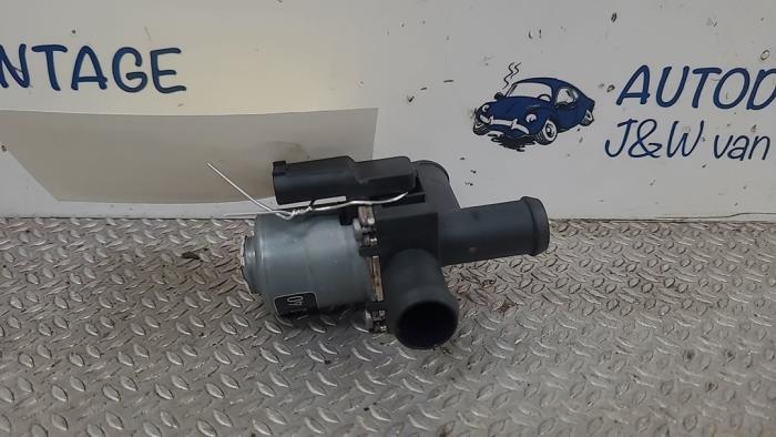 Waterpomp van een Mercedes-Benz CLA Shooting Brake (118.6) 1.3 CLA-250 e Turbo 16V 2022