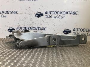 Gebruikte Motorkap Scharnier Opel Adam 1.2 16V Prijs € 30,25 Inclusief btw aangeboden door Autodemontage J&W van Esch