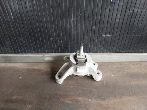 Gebruikte Versnellingsbak Steun Mini Mini (R56) 1.6 16V Cooper Prijs € 25,00 Margeregeling aangeboden door Autodemontage Gout