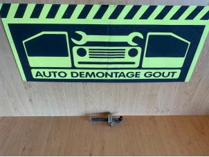 Gebruikte Deurvanger 4Deurs links-achter Peugeot 108 1.0 12V Prijs € 5,00 Margeregeling aangeboden door Autodemontage Gout