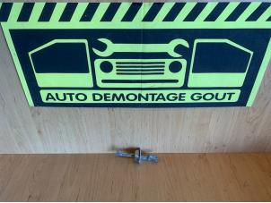 Gebruikte Deurvanger 4Deurs links-voor Peugeot 107 1.0 12V Prijs € 5,00 Margeregeling aangeboden door Autodemontage Gout