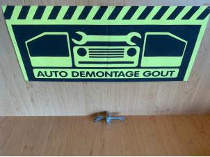 Gebruikte Deurvanger 4Deurs rechts-voor Peugeot 107 1.0 12V Prijs € 5,00 Margeregeling aangeboden door Autodemontage Gout