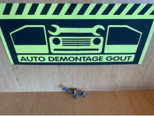 Gebruikte Deurvanger 4Deurs links-achter Peugeot 107 1.0 12V Prijs € 5,00 Margeregeling aangeboden door Autodemontage Gout