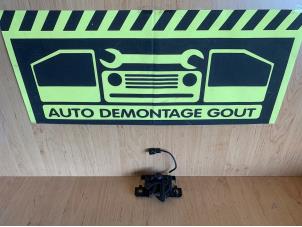 Gebruikte Motorkap Slotmechaniek Renault Captur (2R) 0.9 Energy TCE 12V Prijs € 19,95 Margeregeling aangeboden door Autodemontage Gout