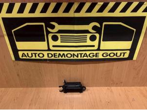 Gebruikte Portiergreep 4Deurs rechts-voor Audi A8 (D2) 2.5 TDI V6 24V Prijs € 9,95 Margeregeling aangeboden door Autodemontage Gout