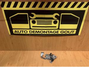 Gebruikte Slotmechaniek Motorkap Peugeot 107 1.0 12V Prijs € 9,95 Margeregeling aangeboden door Autodemontage Gout