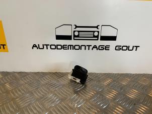 Gebruikte Ruit schakelaar elektrisch Mercedes CLK (C209) 1.8 200K 16V Prijs € 9,95 Margeregeling aangeboden door Autodemontage Gout