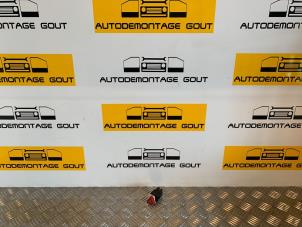 Gebruikte Schakelaar Paniekverlichting Volkswagen Golf V (1K1) 1.6 FSI 16V Prijs € 9,95 Margeregeling aangeboden door Autodemontage Gout