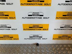 Gebruikte Schakelaar Centr. Deurvergrendeling Volkswagen Golf V (1K1) 1.6 FSI 16V Prijs € 9,95 Margeregeling aangeboden door Autodemontage Gout