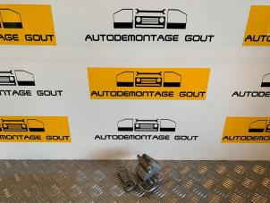 Gebruikte Scharnier deur links-voor Audi A4 Cabriolet (B6) 1.8 T 20V Prijs € 29,99 Margeregeling aangeboden door Autodemontage Gout