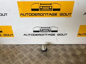 Gebruikte Schuifdak schakelaar Volkswagen Touran (1T1/T2) 1.6 FSI 16V Prijs € 15,00 Margeregeling aangeboden door Autodemontage Gout