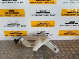 Gebruikte Ruitensproeiertank voor Volkswagen Passat Variant (3C5) Prijs € 19,99 Margeregeling aangeboden door Autodemontage Gout