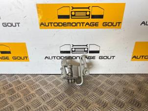 Gebruikte Scharnier deur rechts-voor Volkswagen Golf VI (5K1) 1.4 TSI 122 16V Prijs € 24,99 Margeregeling aangeboden door Autodemontage Gout